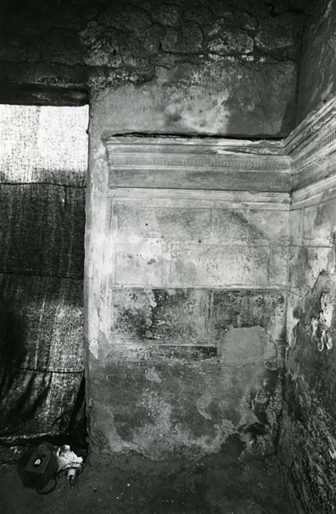 I.15.1 Pompeii. 1972. 
House, room right of fauces, entrance S wall. Photo courtesy of Anne Laidlaw.
American Academy in Rome, Photographic Archive. Laidlaw collection _P_72_18_14.
