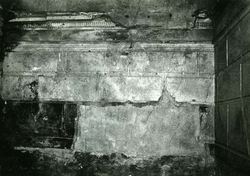 I.15.1 Pompeii. 1966. House, room right W of fauces, N wall. Photo courtesy of Anne Laidlaw.
American Academy in Rome, Photographic Archive. Laidlaw collection _P_66_3_32.
