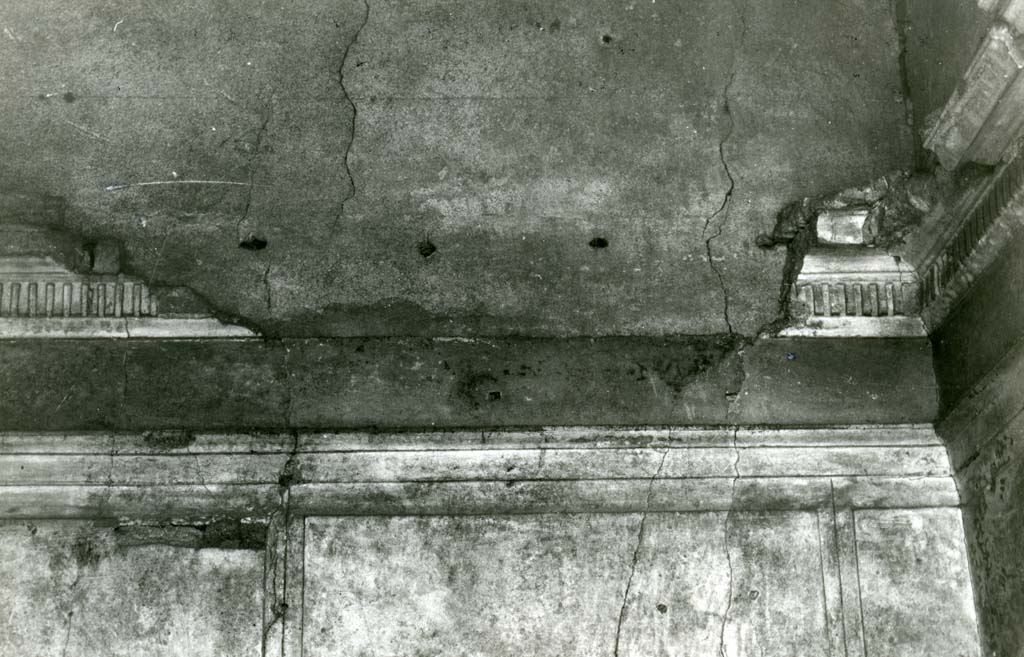 I.15.1 Pompeii. 1981. House, cubiculum 3, N wall in NE corner, detail of moulding. Photo courtesy of Anne Laidlaw.
American Academy in Rome, Photographic Archive. Laidlaw collection _P_81_2_15.
