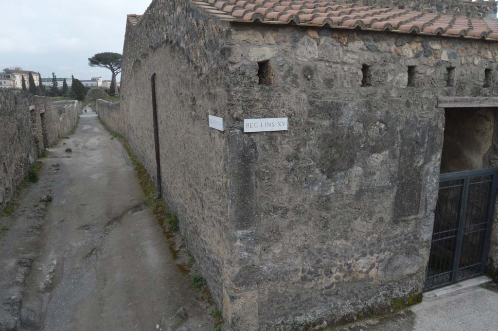 I.15.1 Pompeii, on right. March 2019. 
Looking south from corner of roadways, with Vicolo dei Fuggiaschi, on the left, and Via di Castricio, on right.
Foto Taylor Lauritsen, ERC Grant 681269 DÉCOR.
