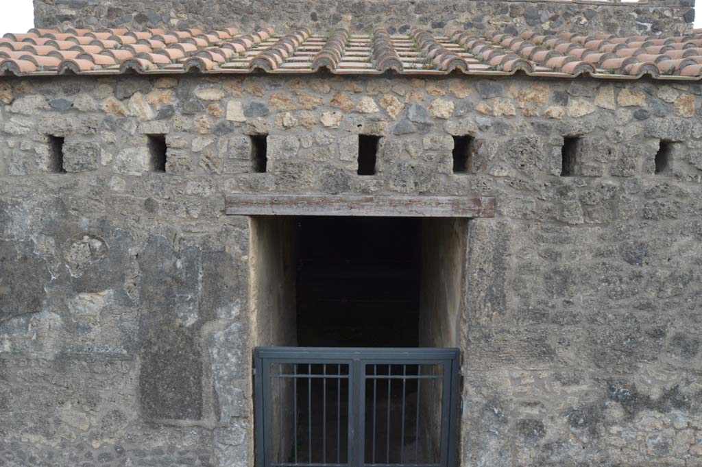 I.15.1 Pompeii. March 2019. 
Looking south to upper area of front façade above the entrance doorway on Via di Castricio. 
Foto Taylor Lauritsen, ERC Grant 681269 DÉCOR.
