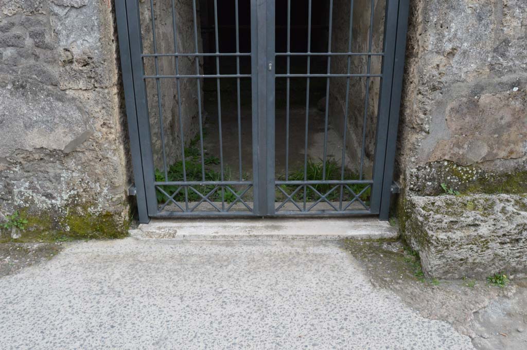 I.15.1 Pompeii. March 2019. Threshold of entrance doorway.
Foto Taylor Lauritsen, ERC Grant 681269 DÉCOR.
