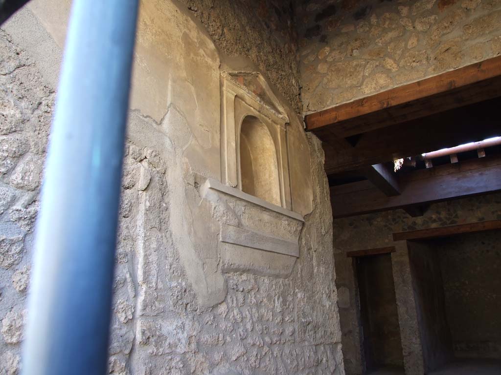 I.15.1 Pompeii. December 2006. Niche in east wall of fauces or entrance corridor.