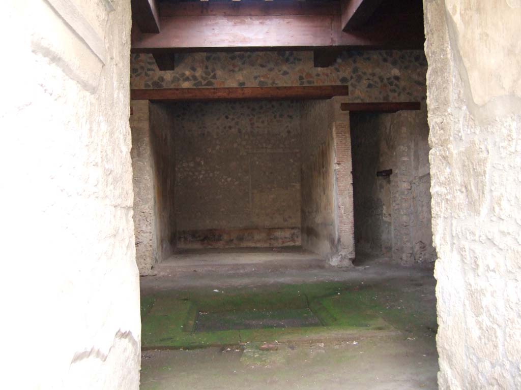 I.15.1 Pompeii. December 2005. Looking south from fauces across atrium.