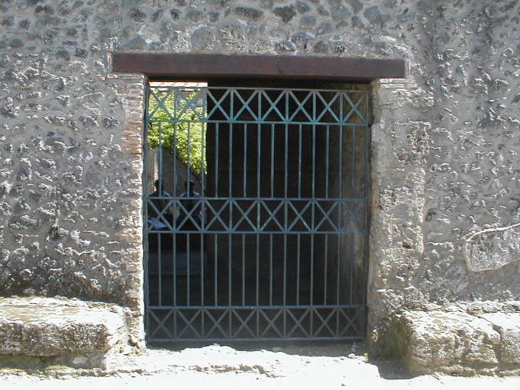 I.15.2 Pompeii. May 2005. Shop entrance.  
