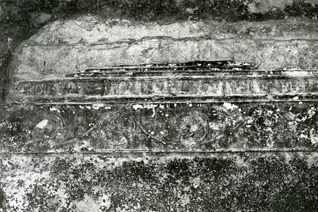 I.15.3 Pompeii. 1972. Room 6. House of Ship Europa, W cubiculum, left W wall, details of rosettes (SW corner).  Photo courtesy of Anne Laidlaw.
American Academy in Rome, Photographic Archive. Laidlaw collection _P_72_17_24.
