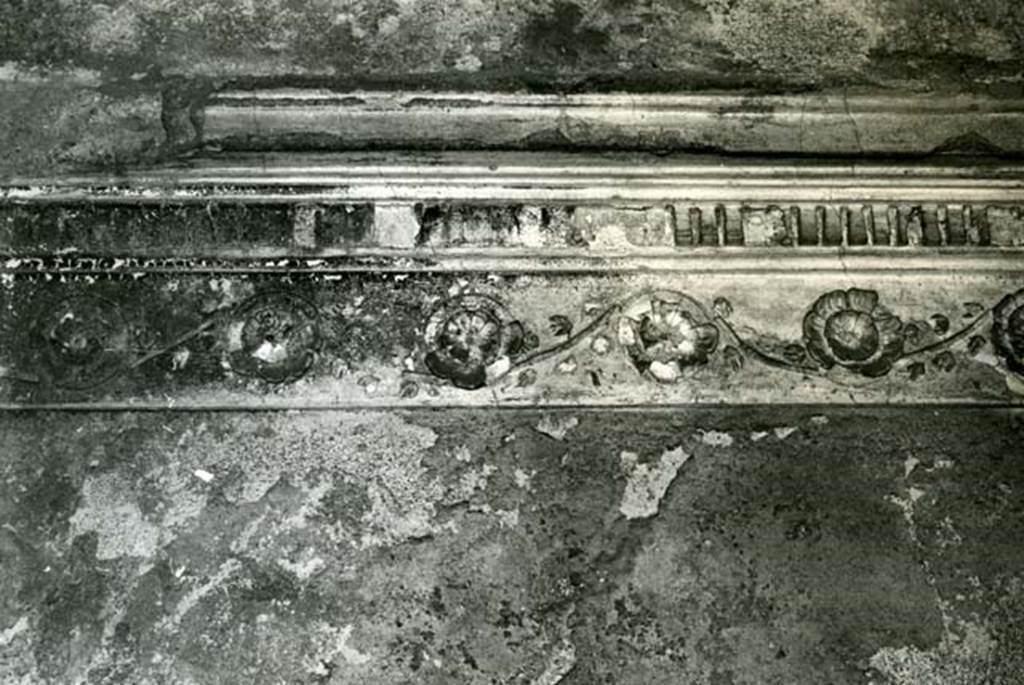 I.15.3 Pompeii. 1972. Room 6. House of Ship Europa, W cubiculum, back N wall, details of rosettes.  Photo courtesy of Anne Laidlaw.
American Academy in Rome, Photographic Archive. Laidlaw collection _P_72_17_20.

