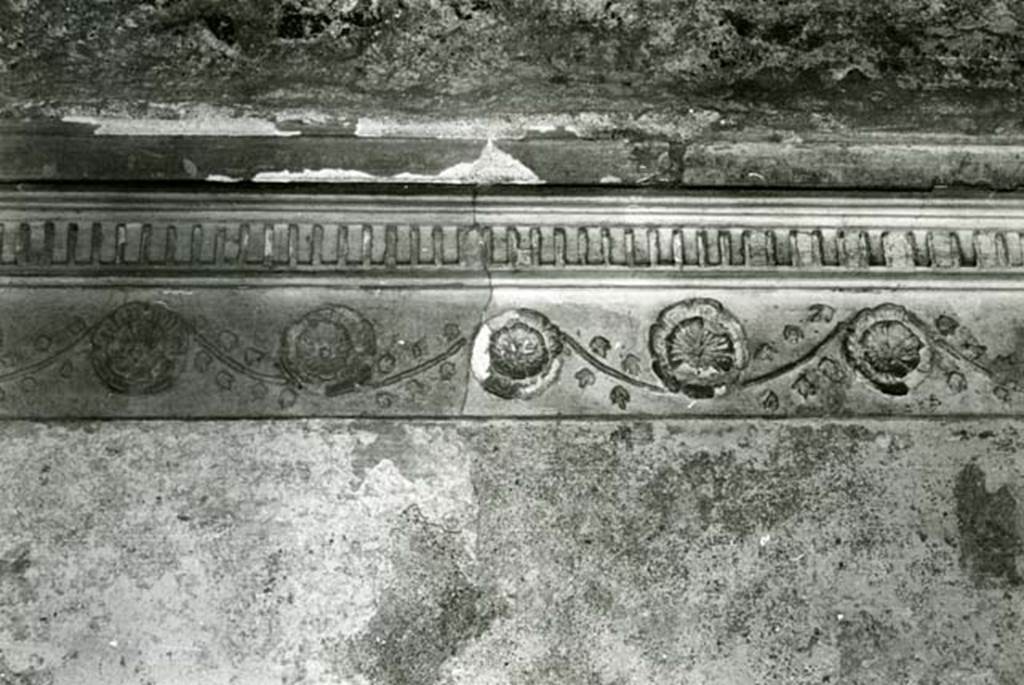 I.15.3 Pompeii. 1972. Room 6. House of Ship Europa, W cubiculum, right E wall, details of rosettes (centre, north end).  Photo courtesy of Anne Laidlaw.
American Academy in Rome, Photographic Archive. Laidlaw collection _P_72_17_15.
