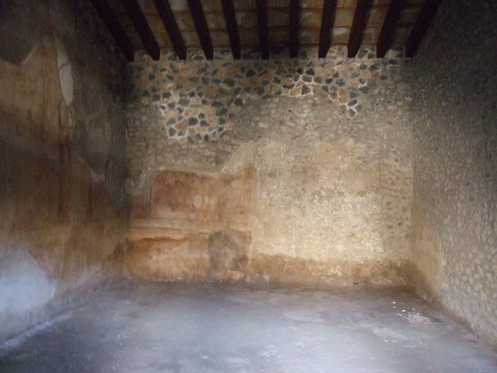 I.15.3 Pompeii. December 2007. Triclinium 12 on south-east side of peristyle. Looking south.