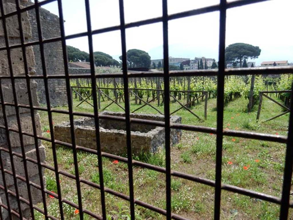 I.15.3 Pompeii. May 2015. Looking south across room 14, garden area. Photo courtesy of Buzz Ferebee.
