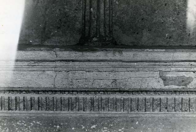 I.15.3 Pompeii. 1972. Room 4. House of Ship Europa, E cubiculum, detail of colonnette.  
Photo courtesy of Anne Laidlaw.
American Academy in Rome, Photographic Archive. Laidlaw collection _P_72_16_14.
