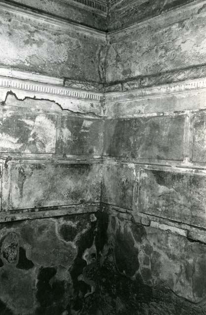 I.15.3 Pompeii. May 2015. Room 4. North-east corner and east wall. 
Photo courtesy of Buzz Ferebee.
