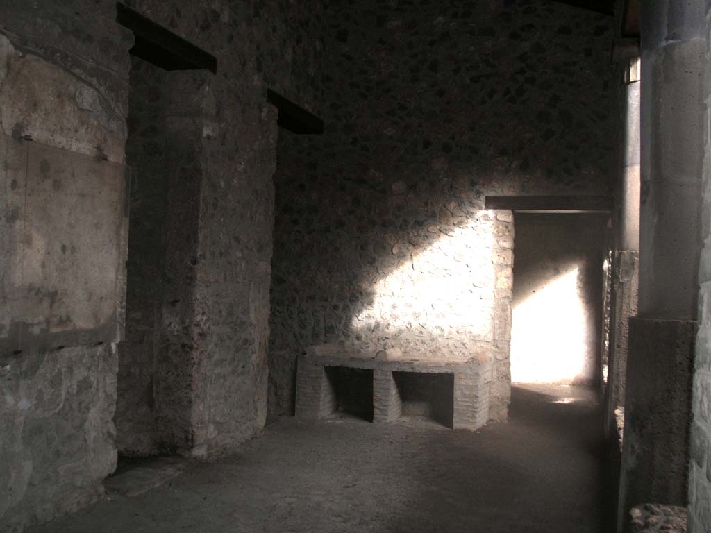 I.15.3 Pompeii. December 2004. Looking east along north side of portico 10 of peristyle 13.