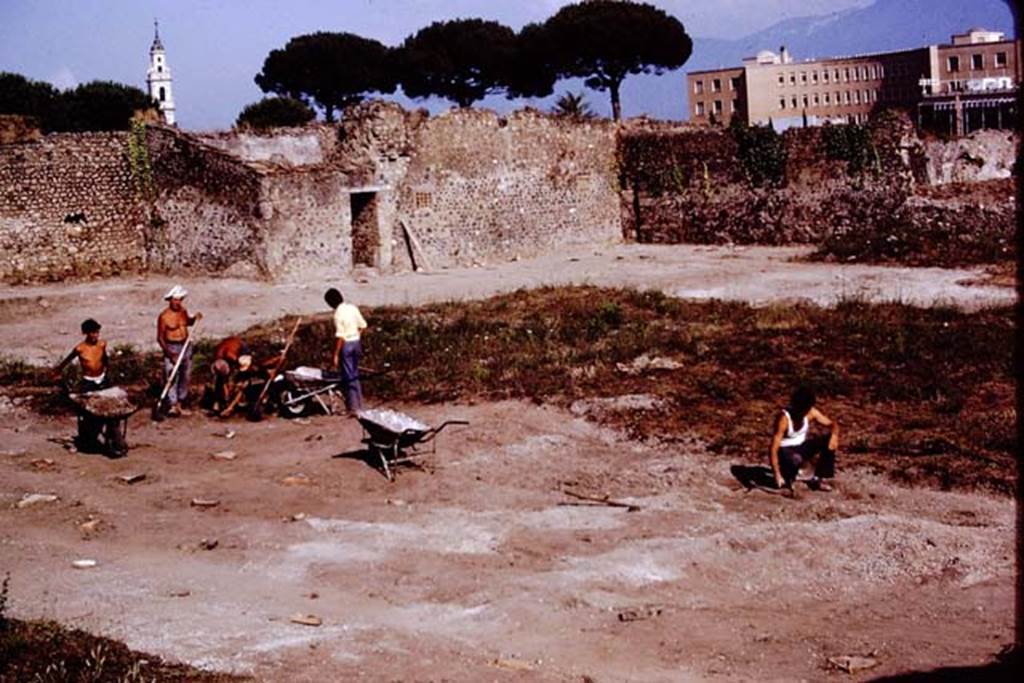 I.15.3 Pompeii. 1972. Looking towards south-east corner of site, and rear of I.15.6/7. Photo by Stanley A. Jashemski. 
Source: The Wilhelmina and Stanley A. Jashemski archive in the University of Maryland Library, Special Collections (See collection page) and made available under the Creative Commons Attribution-Non Commercial License v.4. See Licence and use details. J72f0371
