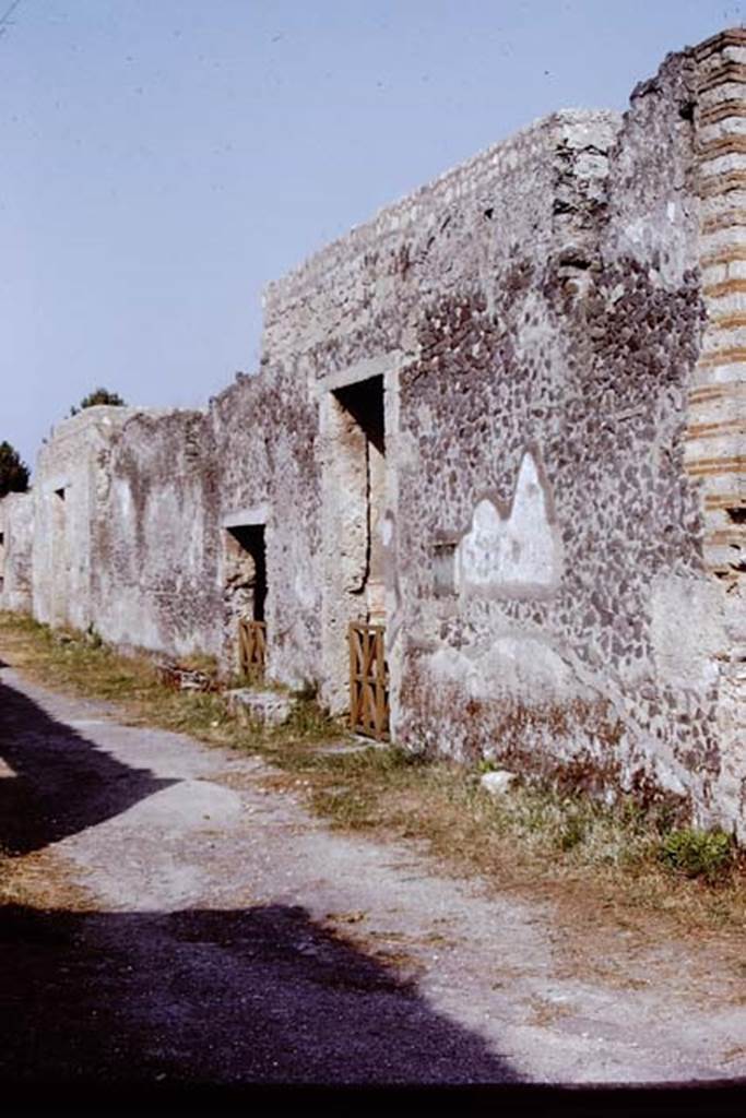 I.15.3 Pompeii. December 2006. Entrance on Via di Castricio.  According to Varone, the inscription CIL IV 10194a was found on the left side of the entrance doorway. 
See Varone, A., 2002. Erotica Pompeiana: Love Inscriptions on the Walls of Pompeii, Rome: L’erma di Bretschneider. (p.151)
