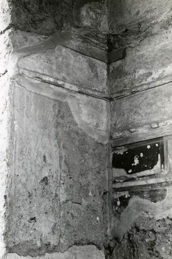 II.15.3 Pompeii. 1972. Room 5. Entrance vestibule, detail of south end of west side.  Photo by Stanley A. Jashemski. 
Source: The Wilhelmina and Stanley A. Jashemski archive in the University of Maryland Library, Special Collections (See collection page) and made available under the Creative Commons Attribution-Non Commercial License v.4. See Licence and use details. J72f0604

