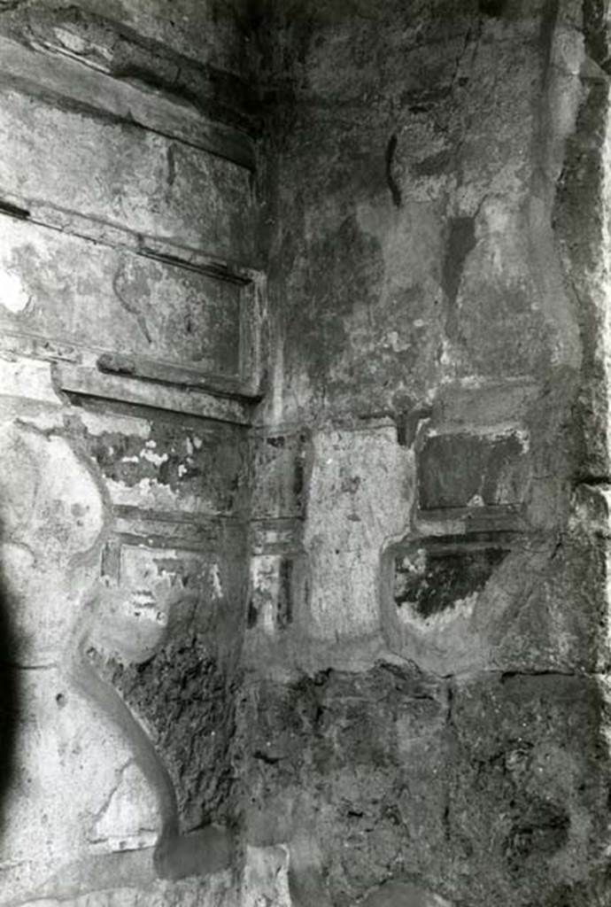 I.15.3 Pompeii. May 2015. Room 5. Entrance vestibule, detail of north end of west side. Photo courtesy of Buzz Ferebee.