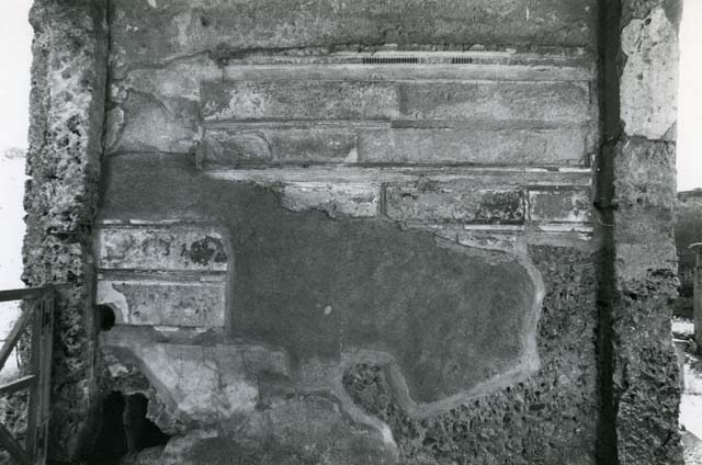 I.15.3 Pompeii. 1975. Room 5. House of Ship Europa, east side of fauces, left wall.  Photo courtesy of Anne Laidlaw.
American Academy in Rome, Photographic Archive. Laidlaw collection _P_75_2_33.
