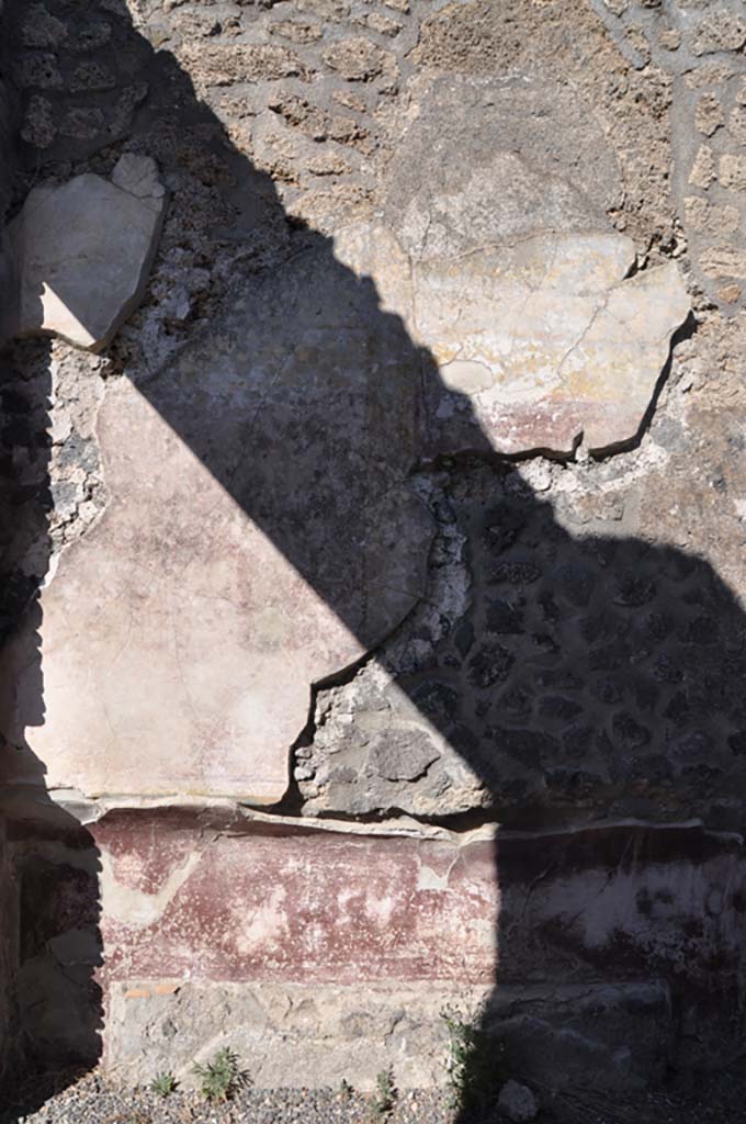 I.16.1a Pompeii. July 2017. Painted plaster on east wall at north end.
Foto Annette Haug, ERC Grant 681269 DÉCOR.
