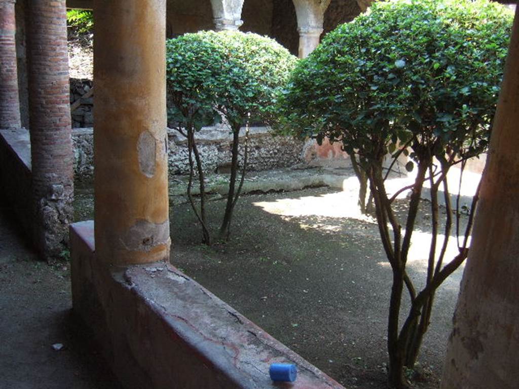 I.17.4 Pompeii.  May 2006. Peristyle garden area.