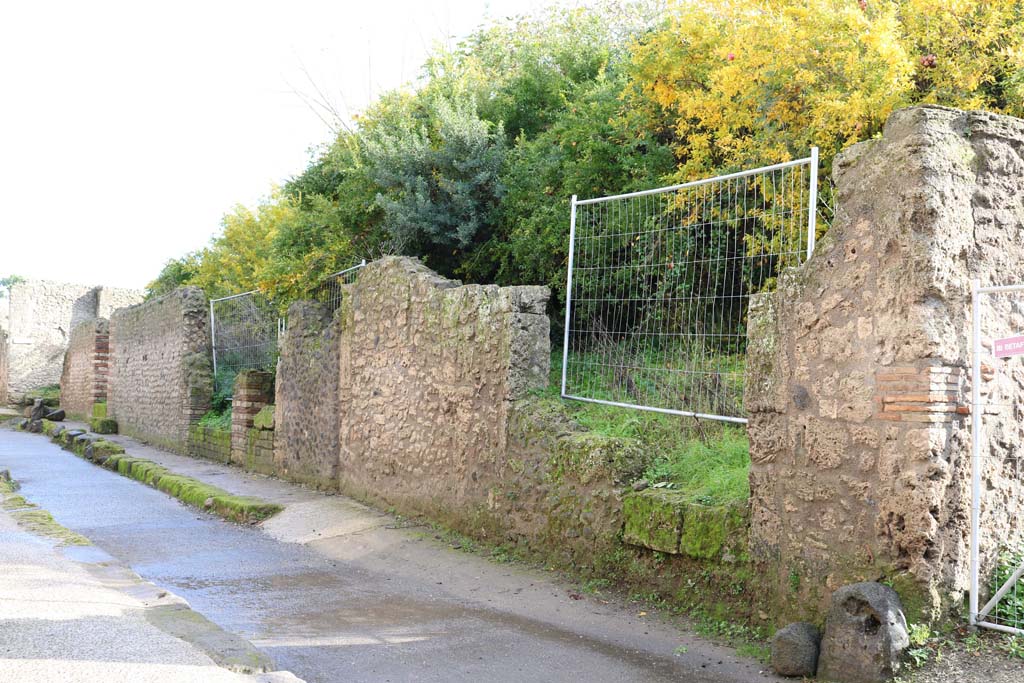 I.18.1 Pompeii, on right. December 2018. 
Looking south-east on Via di Castricio, from I.18.1 to I.18.4, on left. Photo courtesy of Aude Durand.

