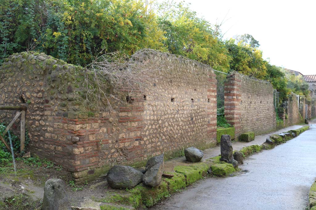 I.18.4 Pompeii. December 2018. 
Looking south-west on Via di Castricio, towards doorway to I.18.4, centre right, until I.18.1, on right. Photo courtesy of Aude Durand
