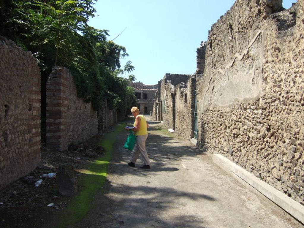 I.18.4 Pompeii. September 2005.     Via di Castricio looking west.         I.8