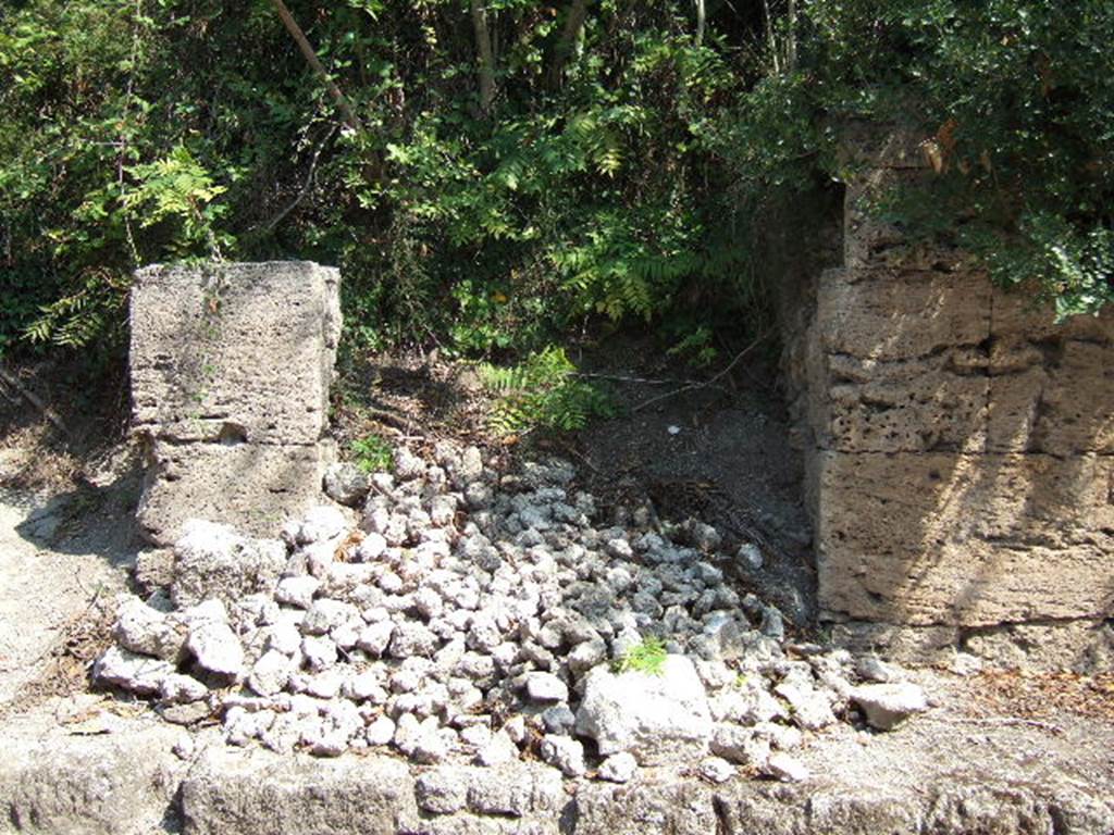 I.19.11 Pompeii. September 2005. Entrance doorway, looking east.