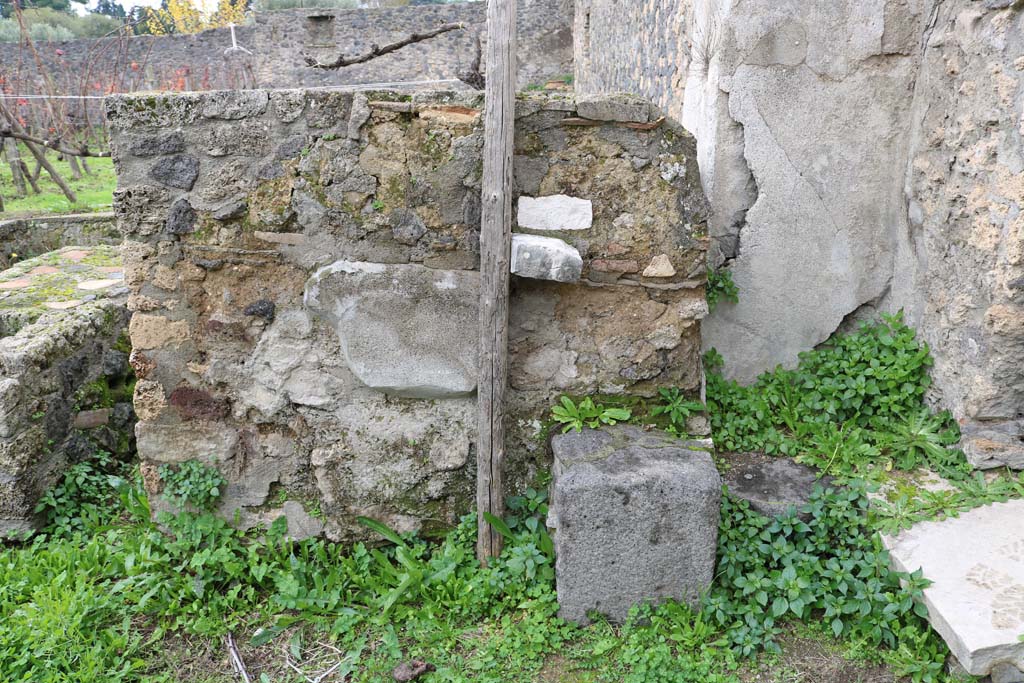 I.20.1 Pompeii. December 2018. Wall on north side of triclinium, looking west. Photo courtesy of Aude Durand.