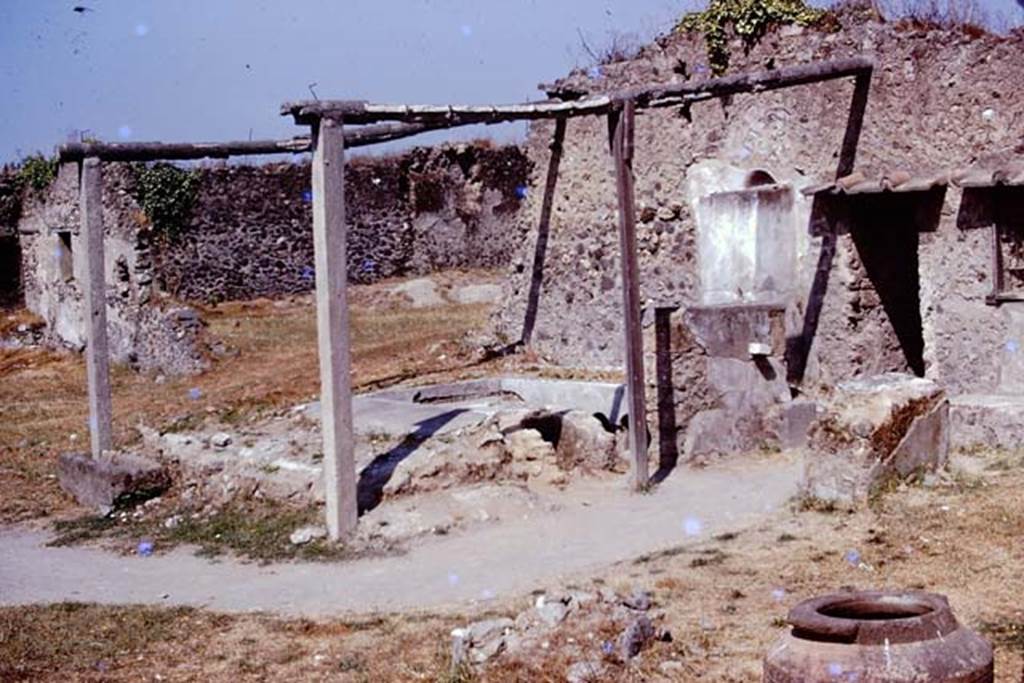 I.20.1 Pompeii. 1974. Looking north-west towards triclinium. Photo by Stanley A. Jashemski.   
Source: The Wilhelmina and Stanley A. Jashemski archive in the University of Maryland Library, Special Collections (See collection page) and made available under the Creative Commons Attribution-Non Commercial License v.4. See Licence and use details. J74f0714
