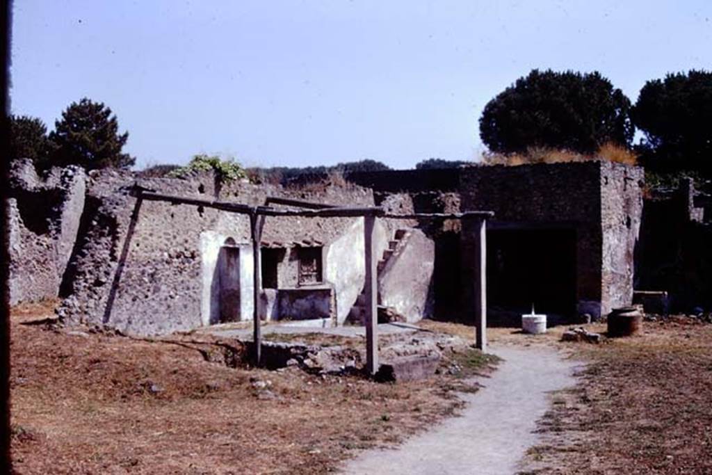 I.20.1 Pompeii. 1974. Looking east. Photo by Stanley A. Jashemski.   
Source: The Wilhelmina and Stanley A. Jashemski archive in the University of Maryland Library, Special Collections (See collection page) and made available under the Creative Commons Attribution-Non Commercial License v.4. See Licence and use details. J74f0712
