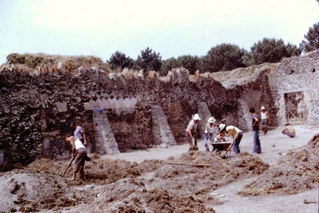 I.20.5 Pompeii. 1972. Looking towards the north wall, and entrance doorway in east wall, on the right. Photo by Stanley A. Jashemski. 
Source: The Wilhelmina and Stanley A. Jashemski archive in the University of Maryland Library, Special Collections (See collection page) and made available under the Creative Commons Attribution-Non Commercial License v.4. See Licence and use details. J72f0084
