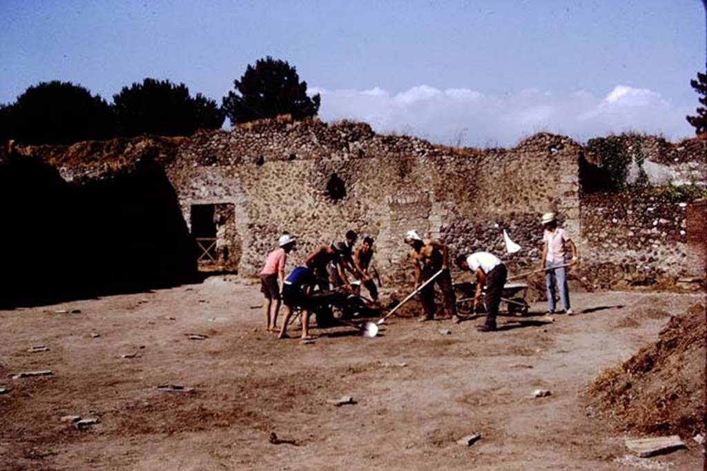 I.20.5 Pompeii. 1972. Looking north-east. Photo by Stanley A. Jashemski. 
Source: The Wilhelmina and Stanley A. Jashemski archive in the University of Maryland Library, Special Collections (See collection page) and made available under the Creative Commons Attribution-Non Commercial License v.4. See Licence and use details. J72f0088
