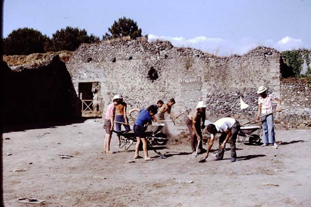 I.20.5 Pompeii. 1972. North-east corner and east wall. Photo by Stanley A. Jashemski. 
Source: The Wilhelmina and Stanley A. Jashemski archive in the University of Maryland Library, Special Collections (See collection page) and made available under the Creative Commons Attribution-Non Commercial License v.4. See Licence and use details. J72f0089
