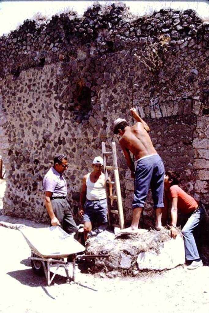 I.20.5 Pompeii. 1972. Cistern near east wall in north-east corner. Photo by Stanley A. Jashemski. 
Source: The Wilhelmina and Stanley A. Jashemski archive in the University of Maryland Library, Special Collections (See collection page) and made available under the Creative Commons Attribution-Non Commercial License v.4. See Licence and use details. J72f0164
