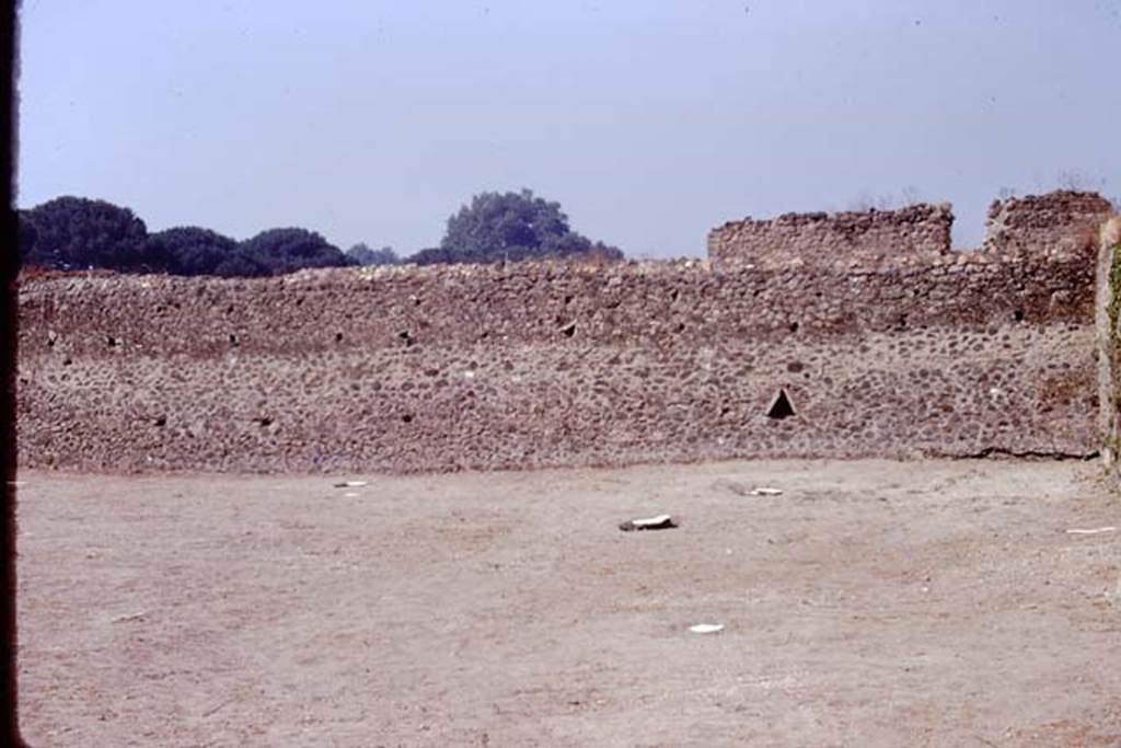 I.20.5 Pompeii. 1974. Looking towards west wall. Photo by Stanley A. Jashemski.   
Source: The Wilhelmina and Stanley A. Jashemski archive in the University of Maryland Library, Special Collections (See collection page) and made available under the Creative Commons Attribution-Non Commercial License v.4. See Licence and use details. J74f0677
