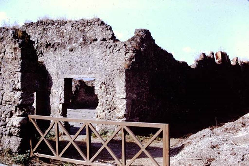 I.20.5 Pompeii, on left. 1972. Looking south-west towards entrance doorway, and roadway. Photo by Stanley A. Jashemski. 
Source: The Wilhelmina and Stanley A. Jashemski archive in the University of Maryland Library, Special Collections (See collection page) and made available under the Creative Commons Attribution-Non Commercial License v.4. See Licence and use details. J72f0548
