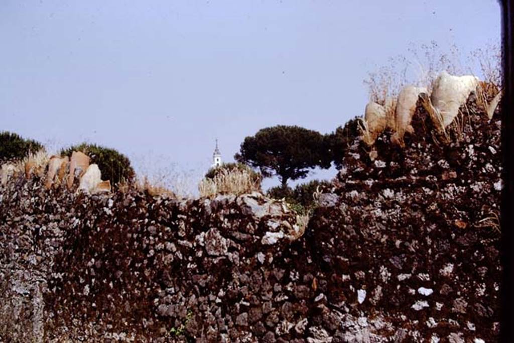 I.20.5 Pompeii. 1972. Pots embedded in top of wall to deter intruders.  Photo by Stanley A. Jashemski. 
Source: The Wilhelmina and Stanley A. Jashemski archive in the University of Maryland Library, Special Collections (See collection page) and made available under the Creative Commons Attribution-Non Commercial License v.4. See Licence and use details. J72f0073
