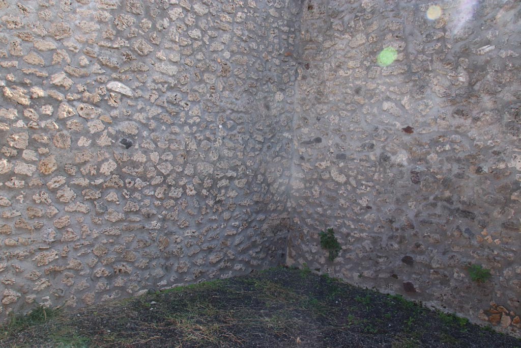 I.21.2 Pompeii. October 2022. East wall, south-east corner and south wall. Photo courtesy of Klaus Heese.

