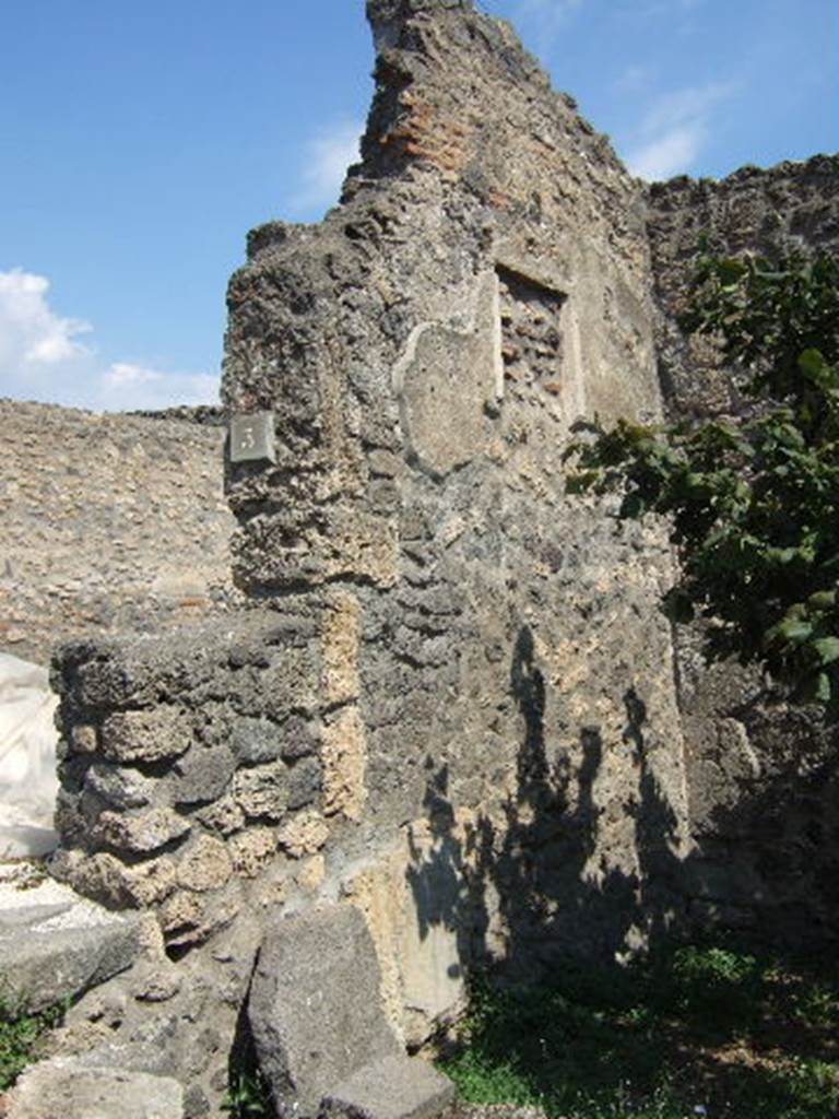 I.21.3 Pompeii. September 2005. East side of entrance doorway.