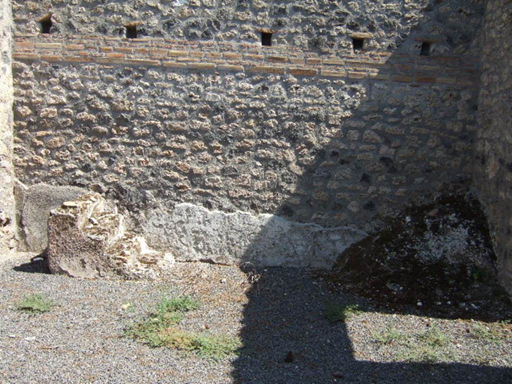 I.21.5 Pompeii. October 2022. Detail of remaining stairs in north-east corner of atrium. Photo courtesy of Klaus Heese.