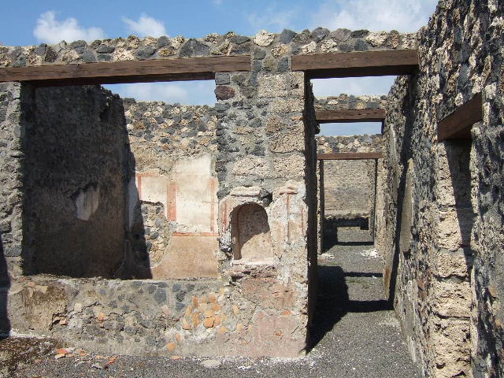 I.21.5 Pompeii. December 2018. 
Looking north-east from garden area, towards windowed wall of tablinum with niche, and corridor to atrium. Photo courtesy of Aude Durand.
