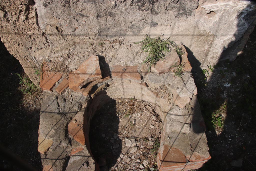 I.21.5 Pompeii. October 2023. Looking north to feature between doorways on north side of atrium. Photo courtesy of Klaus Heese.