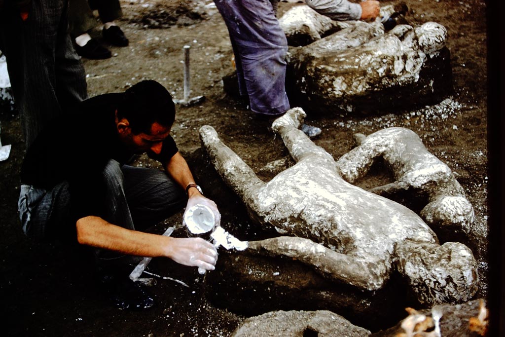 1.21.6 Pompeii. 1961. Wilhelmina watching the finding of the fugitives.  Photo by Stanley A. Jashemski.
Source: The Wilhelmina and Stanley A. Jashemski archive in the University of Maryland Library, Special Collections (See collection page) and made available under the Creative Commons Attribution-Non Commercial License v.4. See Licence and use details.
J61f0381
