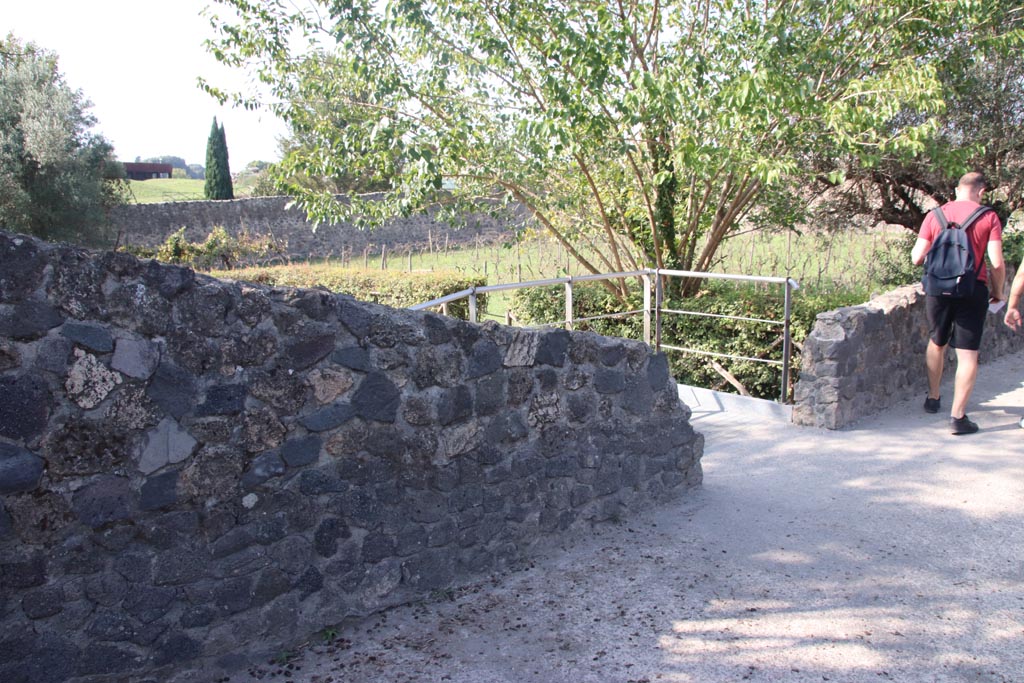 I.21.6 Pompeii. December 2005. Entrance, looking south-west.  
