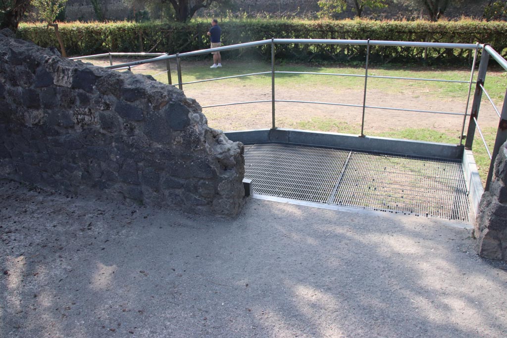 I.21.6 Pompeii. October 2023. Entrance, looking south-west to Garden of the Fugitives. Photo courtesy of Klaus Heese.