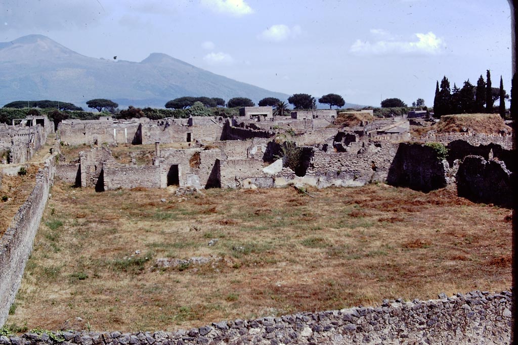 I.21.6 Pompeii. 1972. Looking north across insula. Photo by Stanley A. Jashemski. 
Source: The Wilhelmina and Stanley A. Jashemski archive in the University of Maryland Library, Special Collections (See collection page) and made available under the Creative Commons Attribution-Non Commercial License v.4. See Licence and use details. J72f0218
