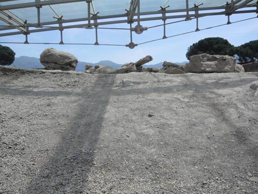 I.22.1 Pompeii. May 2012. Lapilli behind entrance. Photo courtesy of Buzz Ferebee.