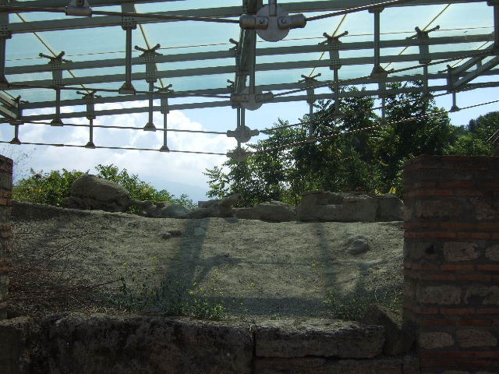 I.22.1 Pompeii. September 2005. Lapilli behind entrance.