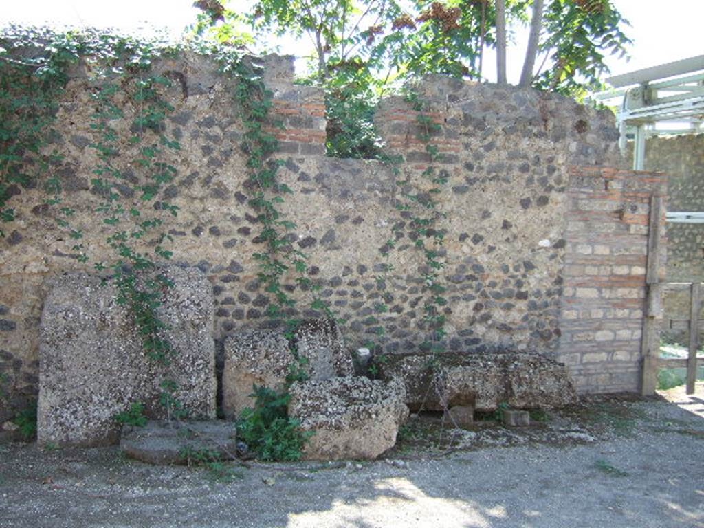 Wall between I.22.3 and I.22.2 on Via della Palestra, September 2005. Looking south.